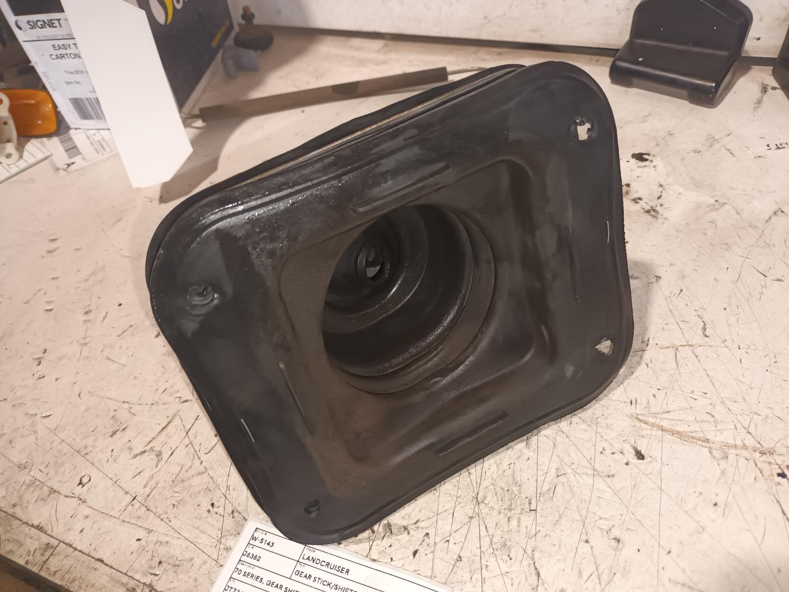 1998 Toyota Landcruiser Gear Stick/Shifter View Auto part Gear Stick/Shifter Toyota Landcruiser 1998