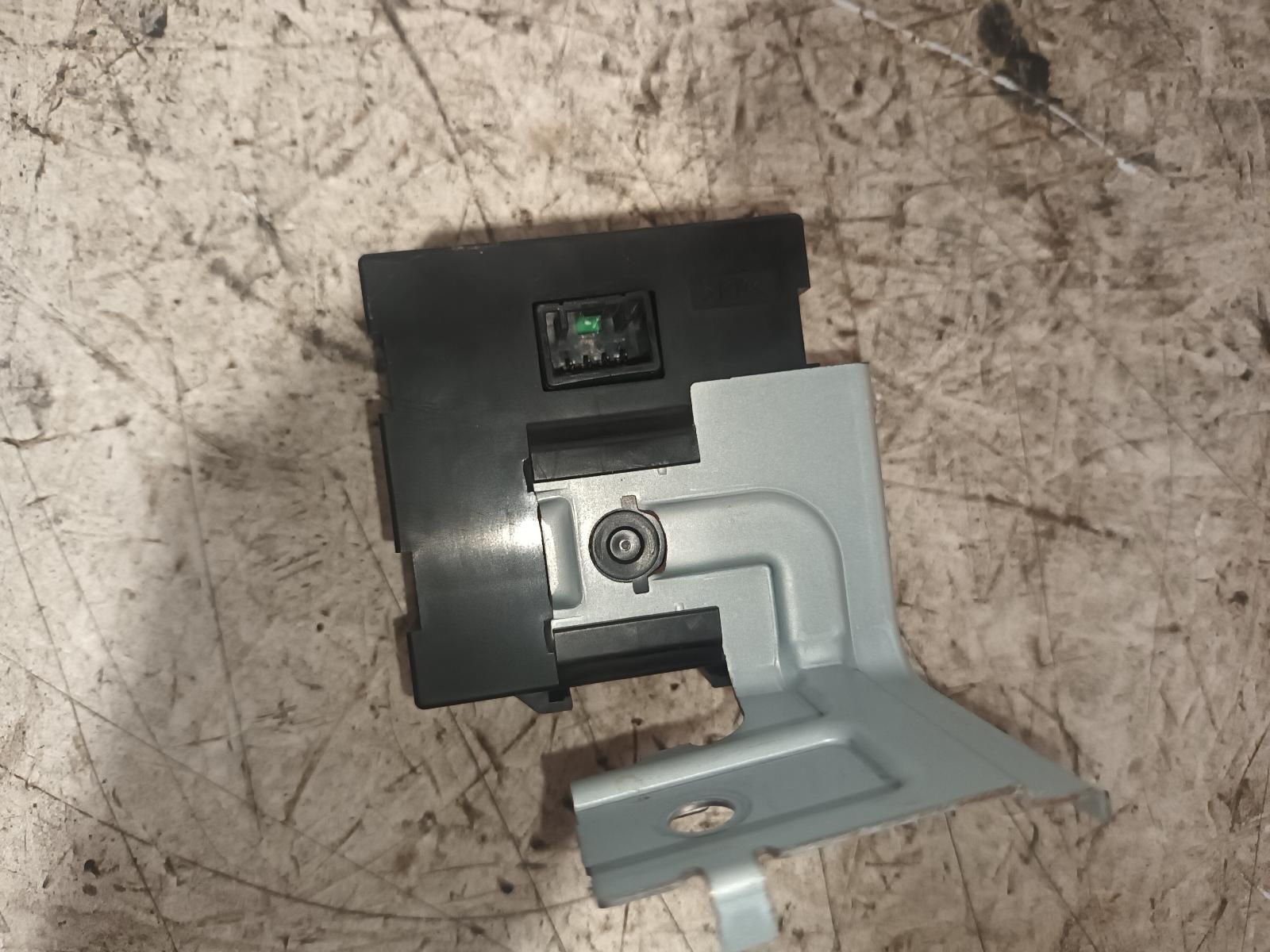 View Auto part Misc Switch/Relay Nissan Navara 2017