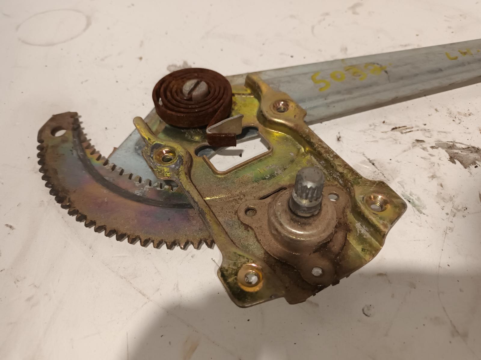 1992 Toyota Landcruiser Left Front Window Reg/Motor View Auto part Left Front Window Reg/Motor Toyota Landcruiser 1992