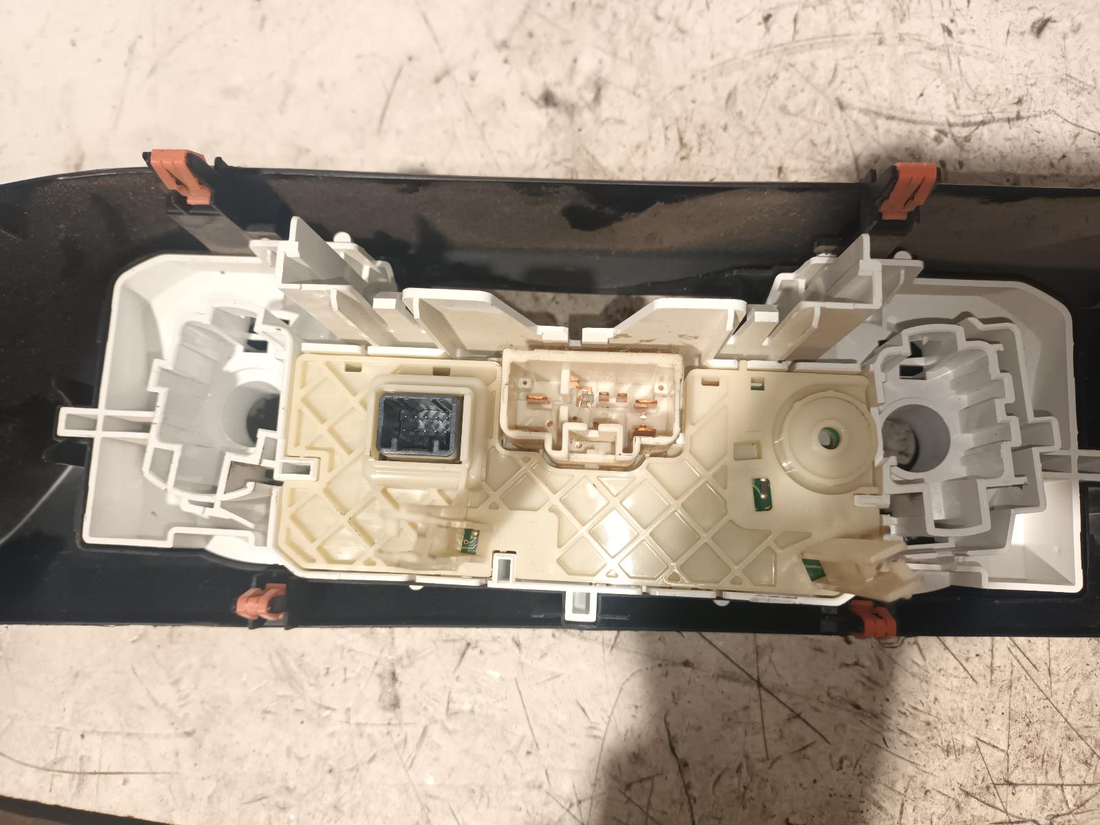 View Auto part Heater/Ac Controls Toyota Hilux 2018