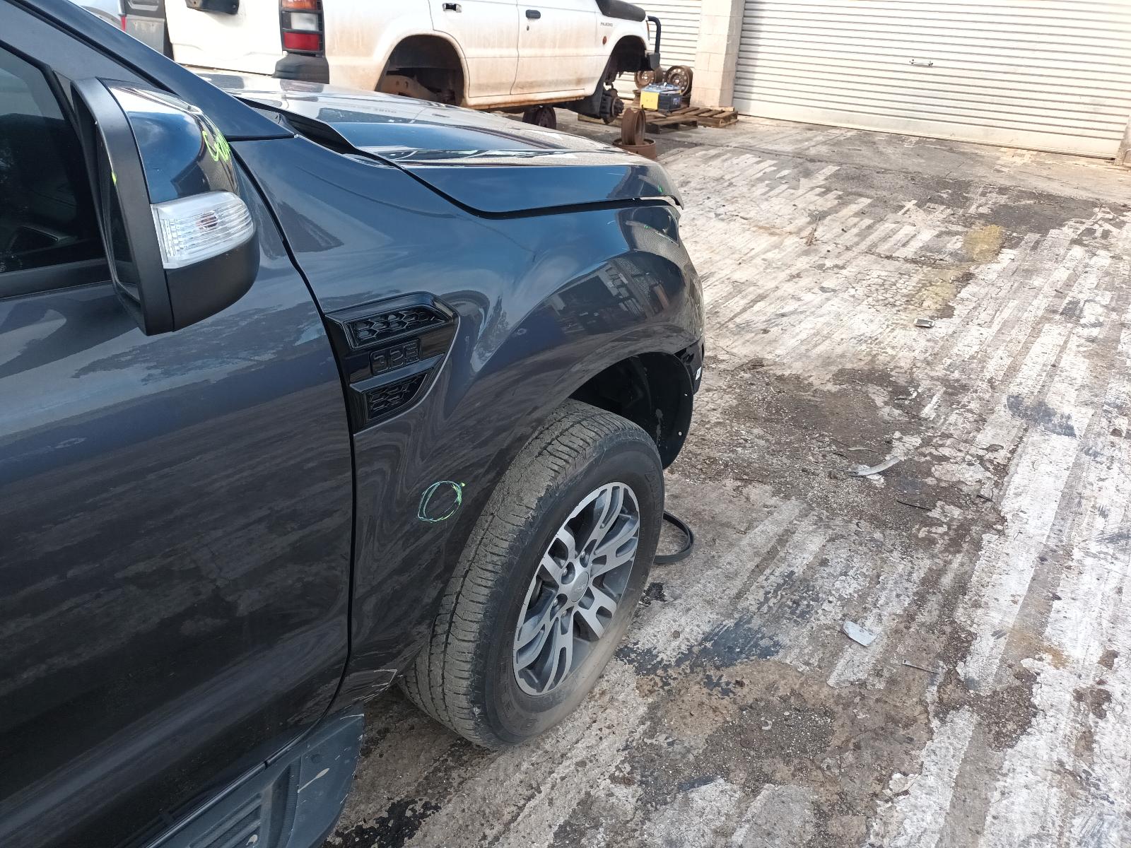 2019 Ford Everest Bonnet Hinge/Strut View Auto part Bonnet Hinge/Strut Ford Everest 2019