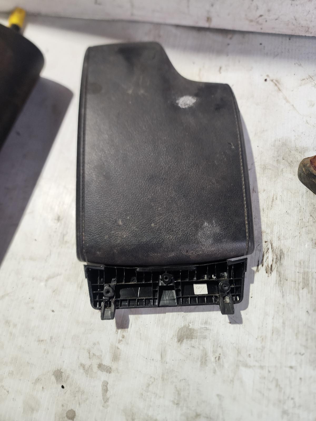 View Auto part Console Toyota Hilux 2024