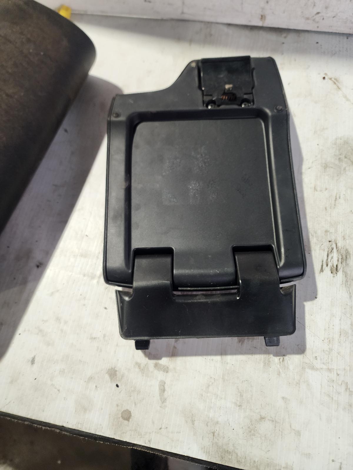 View Auto part Console Toyota Hilux 2024