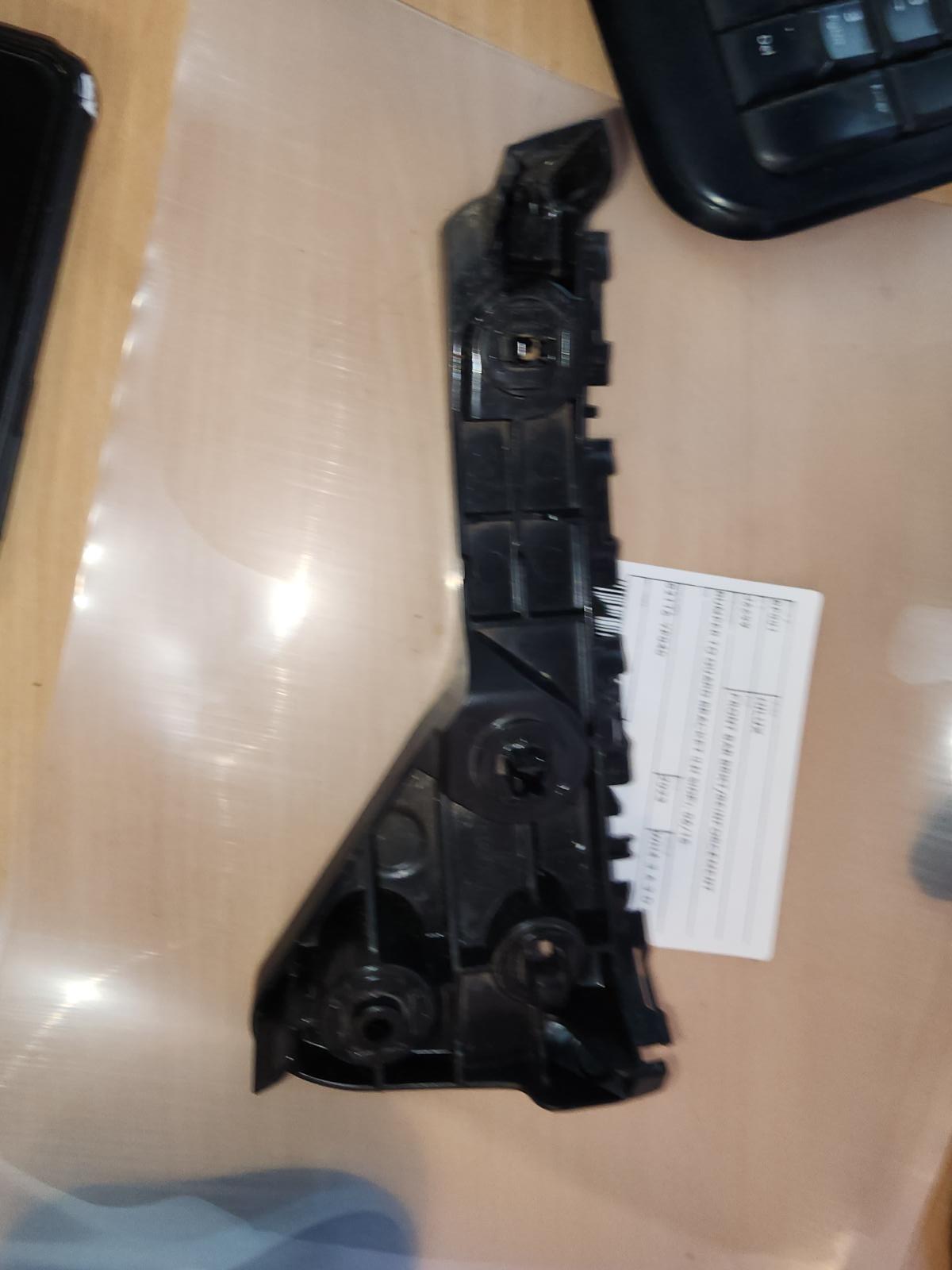 View Auto part F/Bar Reinforc/Brack Toyota Hilux 2023