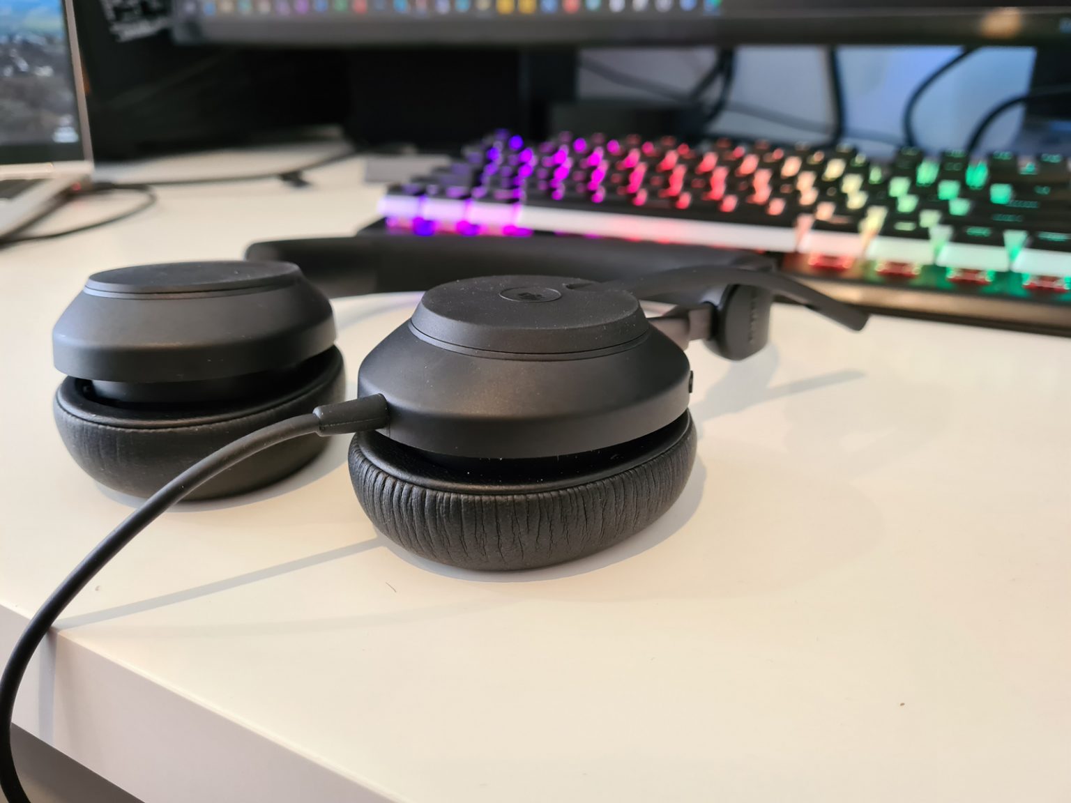 Review Jabra Evolve 2 40 headset, contains a feature that should be on