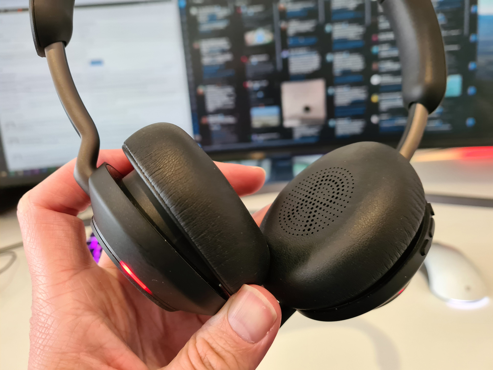 Review Jabra Evolve 2 40 headset, contains a feature that should be on