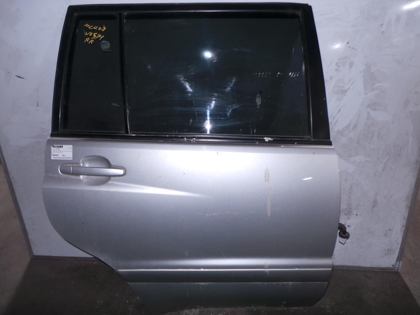 View Auto part Right Rear Door Sliding Toyota Kluger 2004