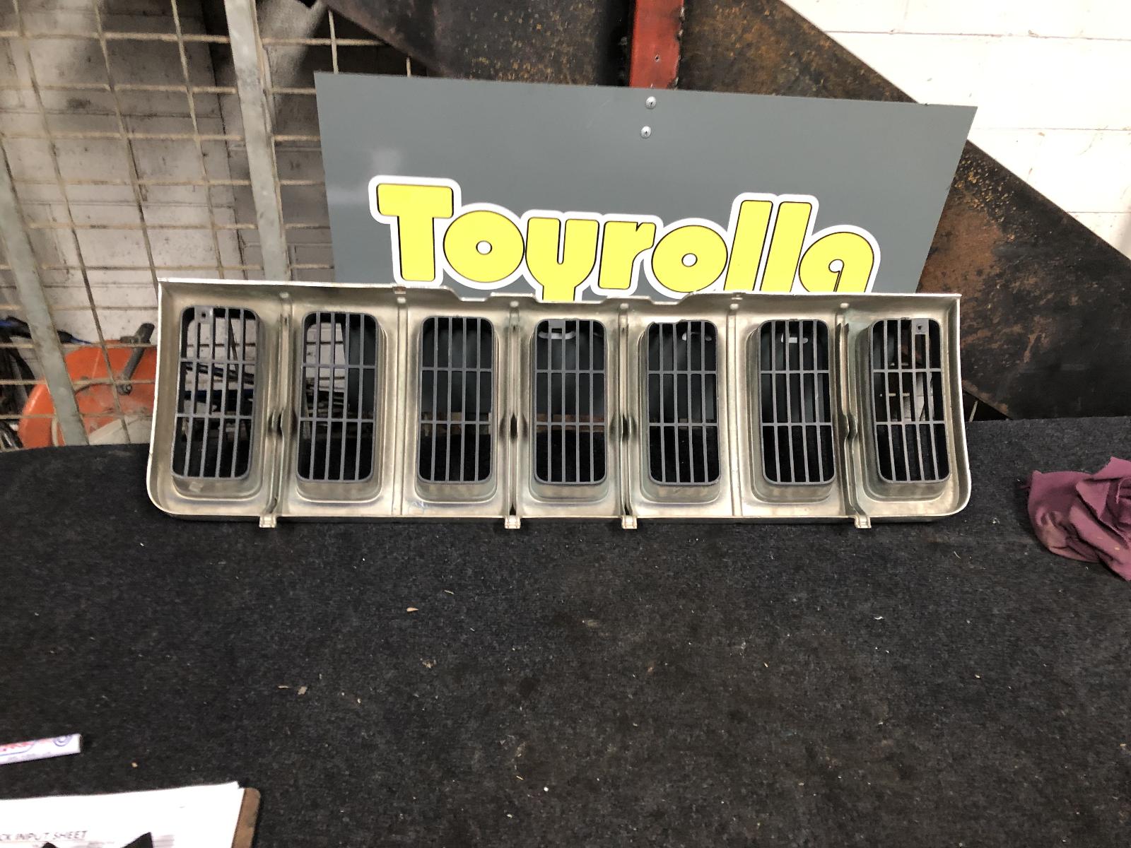 View Auto part Grille Jeep Cherokee 1995