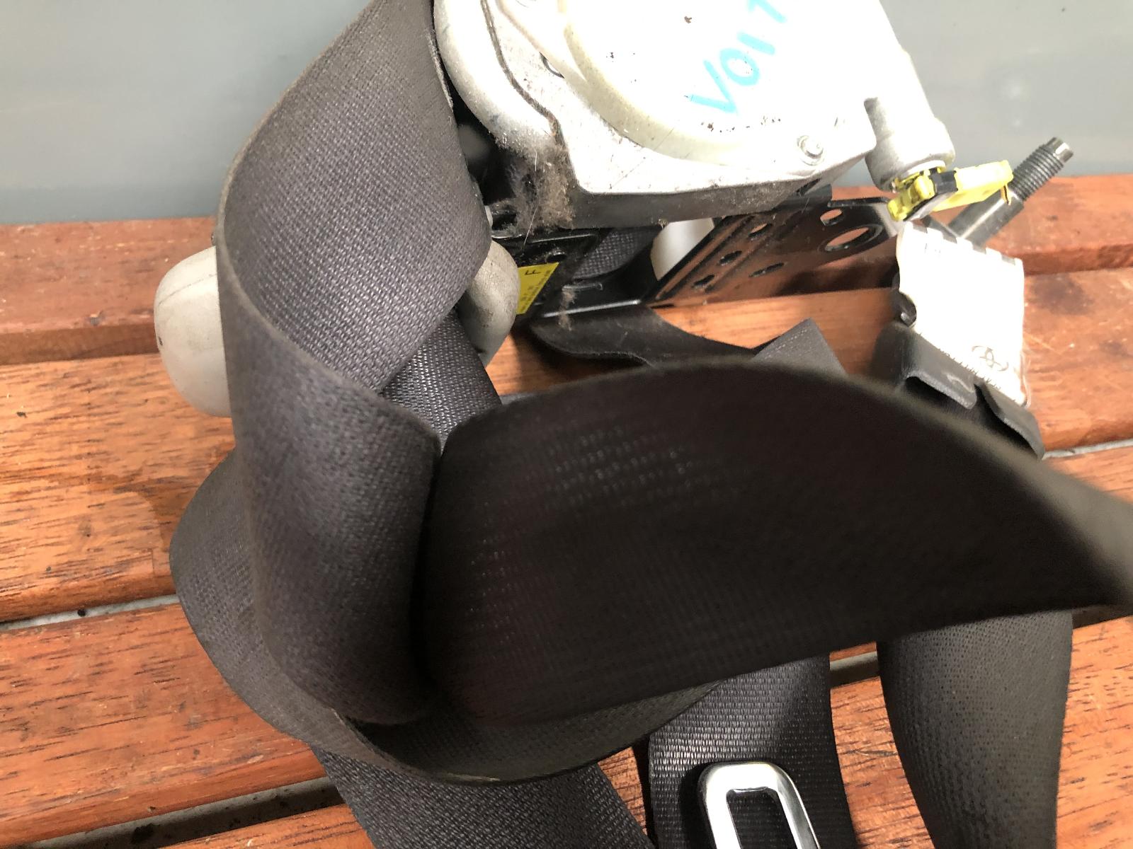 View Auto part Seatbelt/Stalk Toyota Avensis 2006