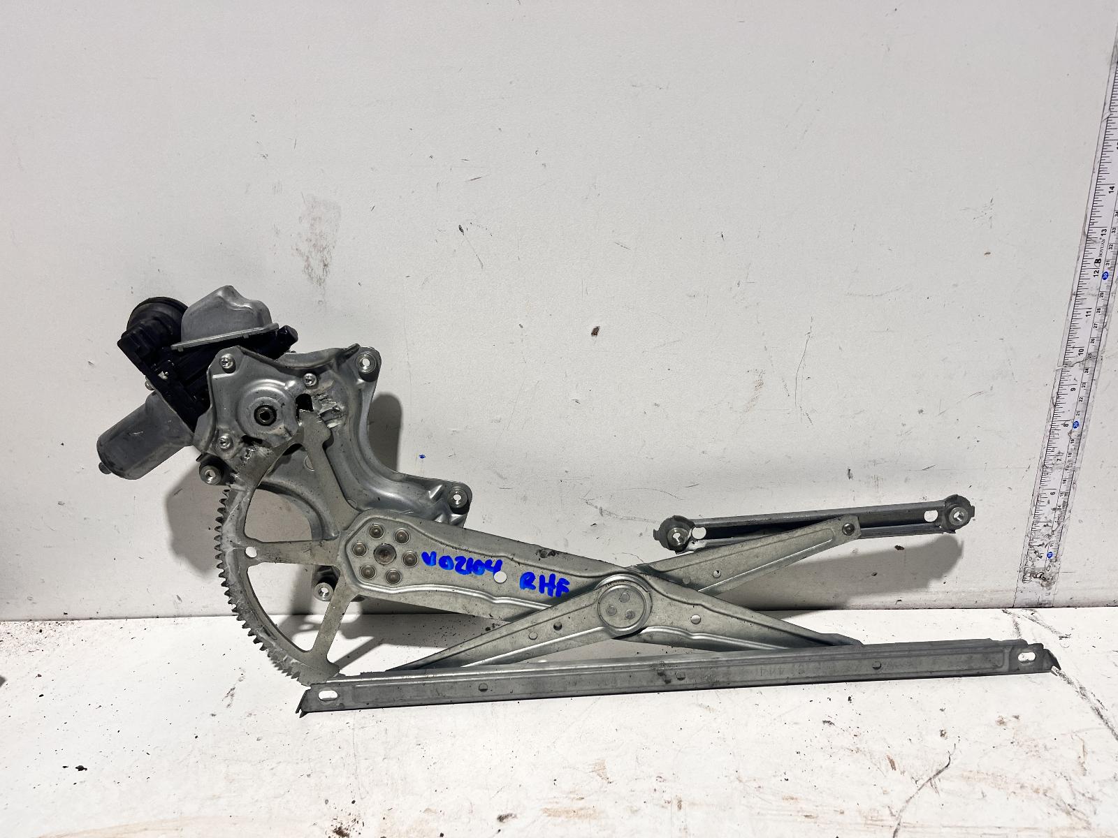 View Auto part Right Front Window Reg/Motor Toyota Prius 2015