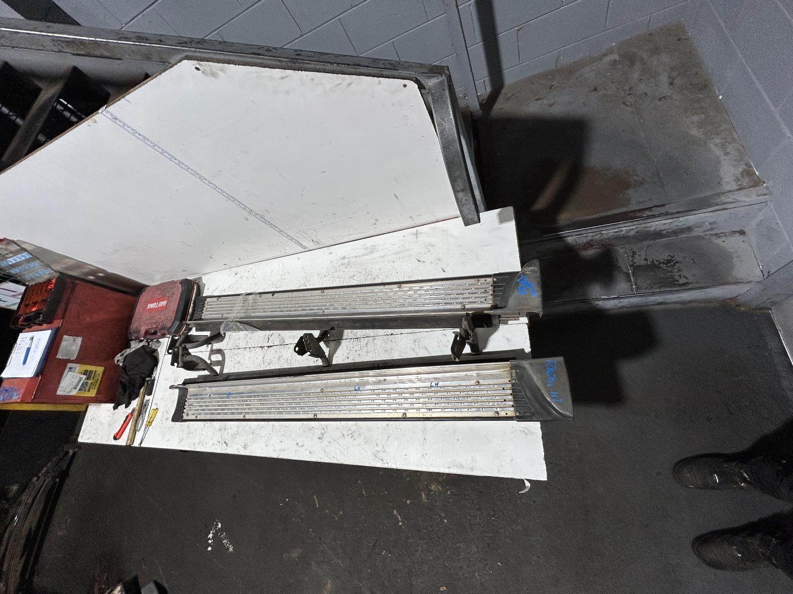 View Auto part Side Step/Skirt Toyota Surf 1992