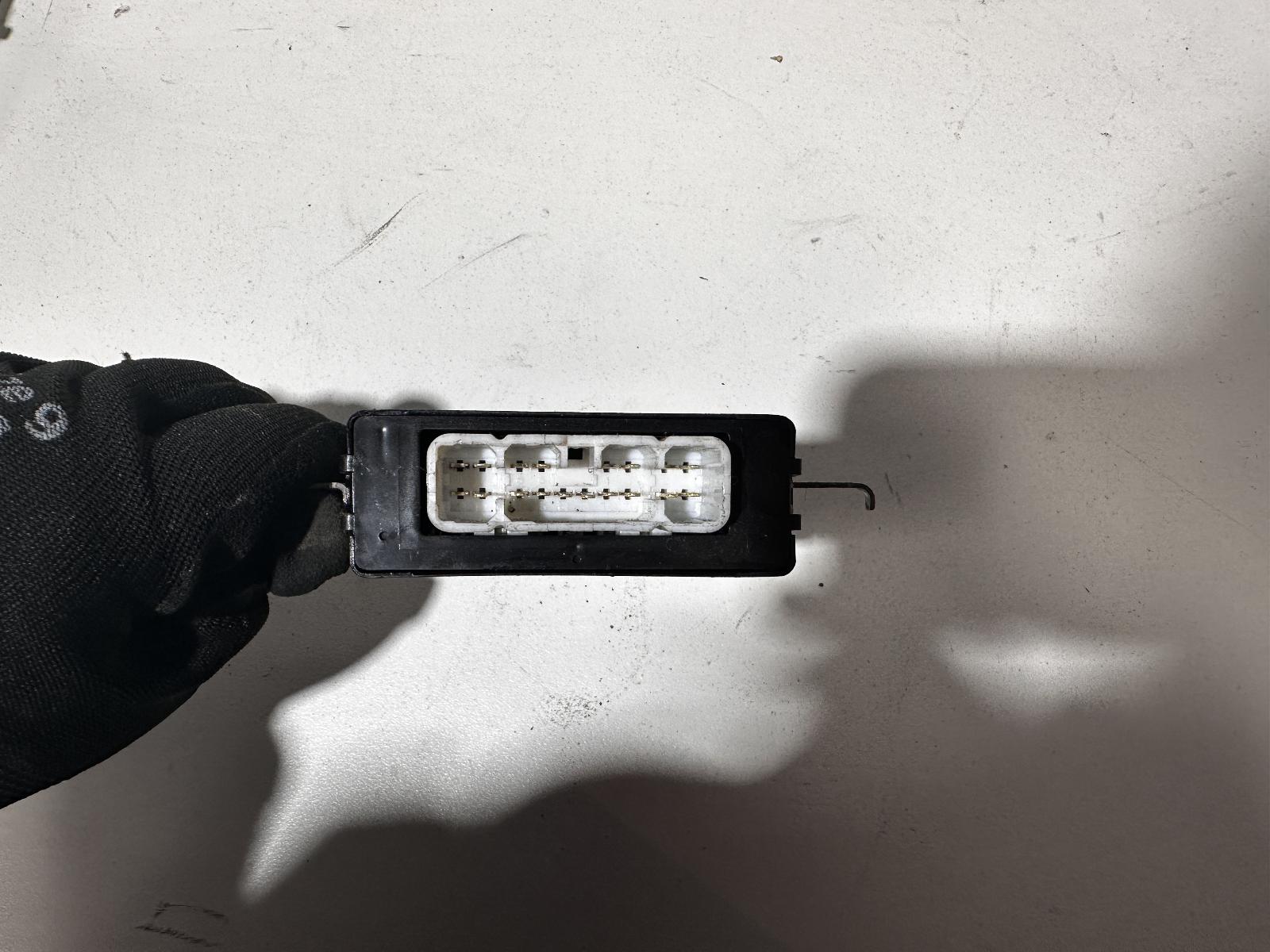 View Auto part Misc Switch/Relay Toyota Landcruiser 2004