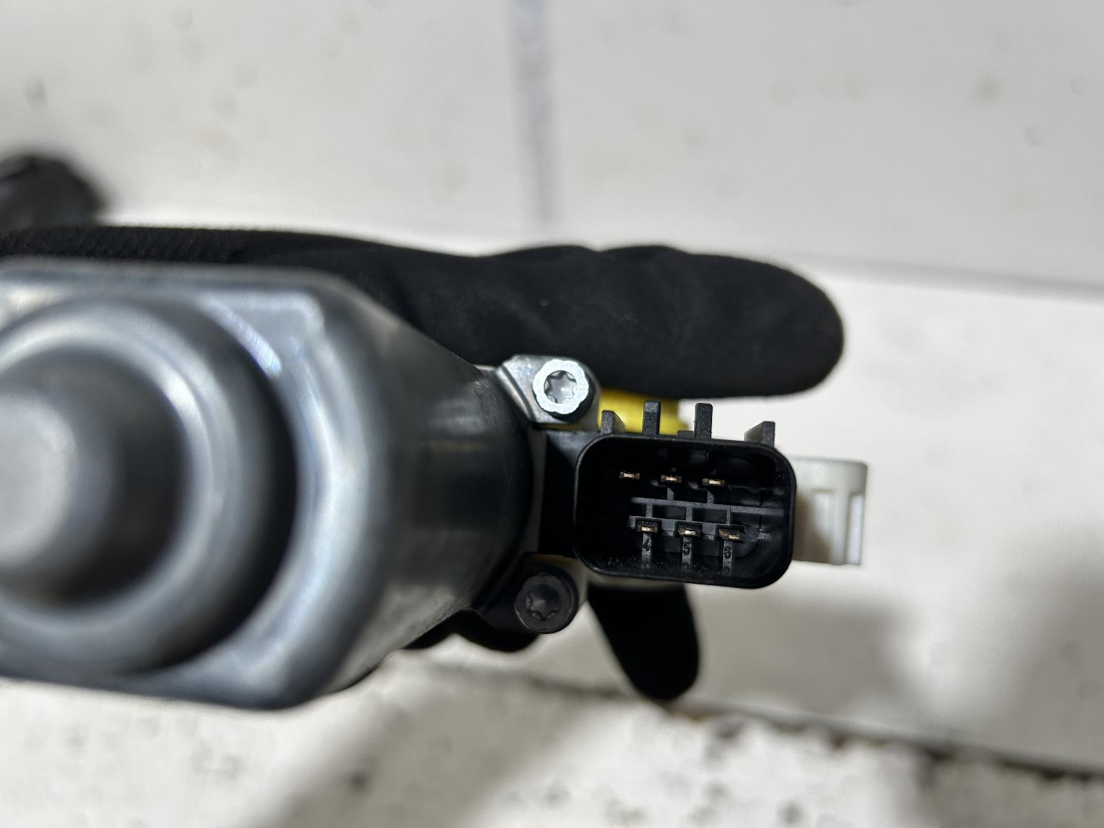 View Auto part Right Front Window Reg/Motor Dodge Nitro 2007