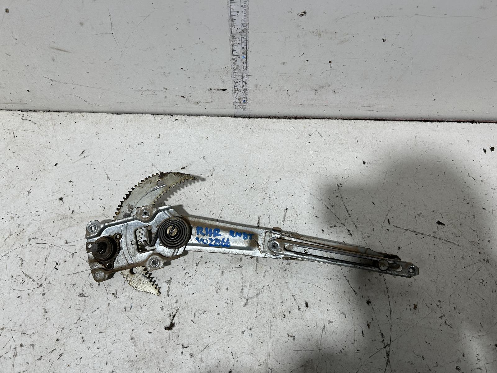 View Auto part Right Rear Wnd Reg/Motor Toyota Hilux 1989