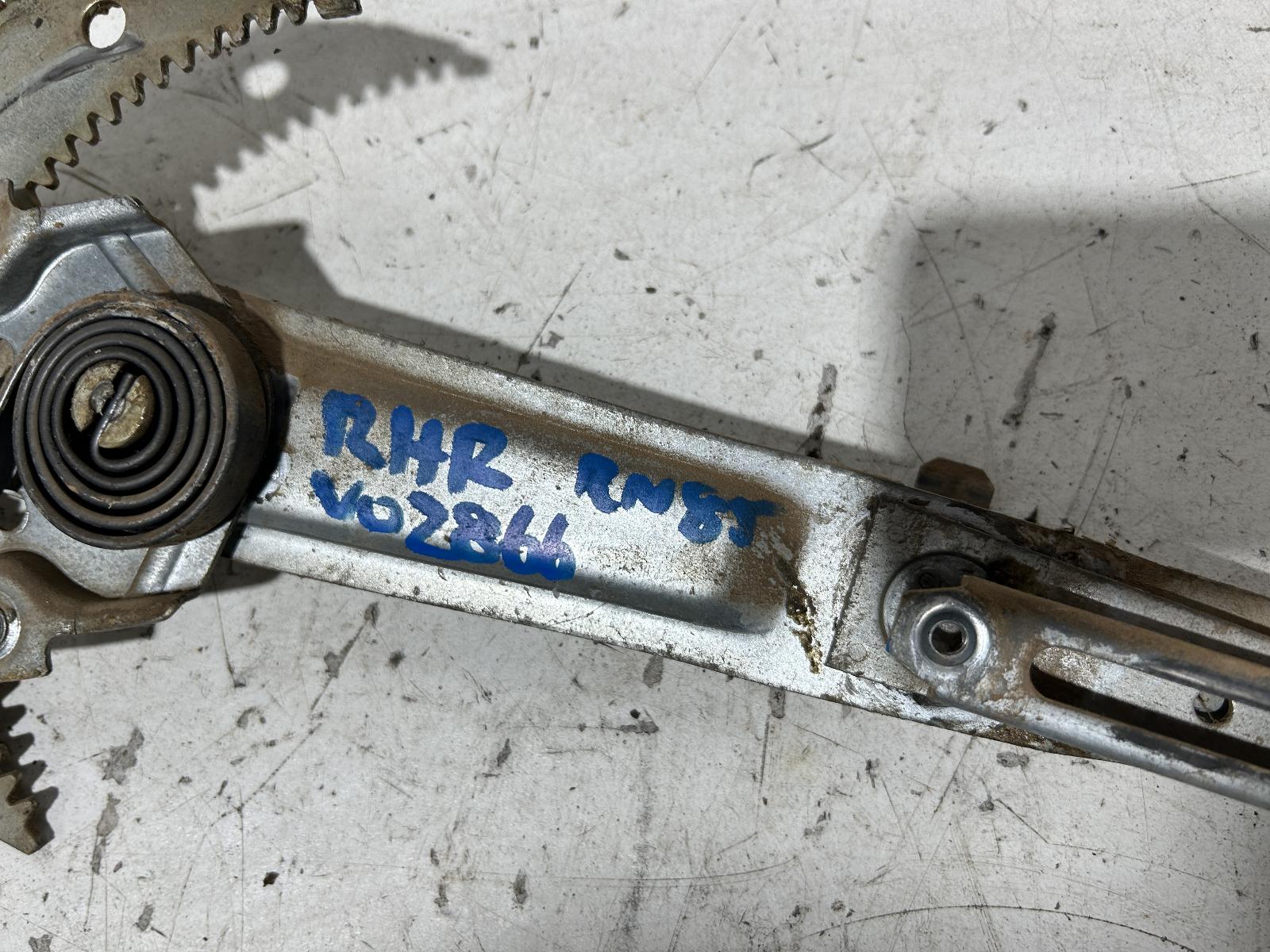 View Auto part Right Rear Wnd Reg/Motor Toyota Hilux 1989