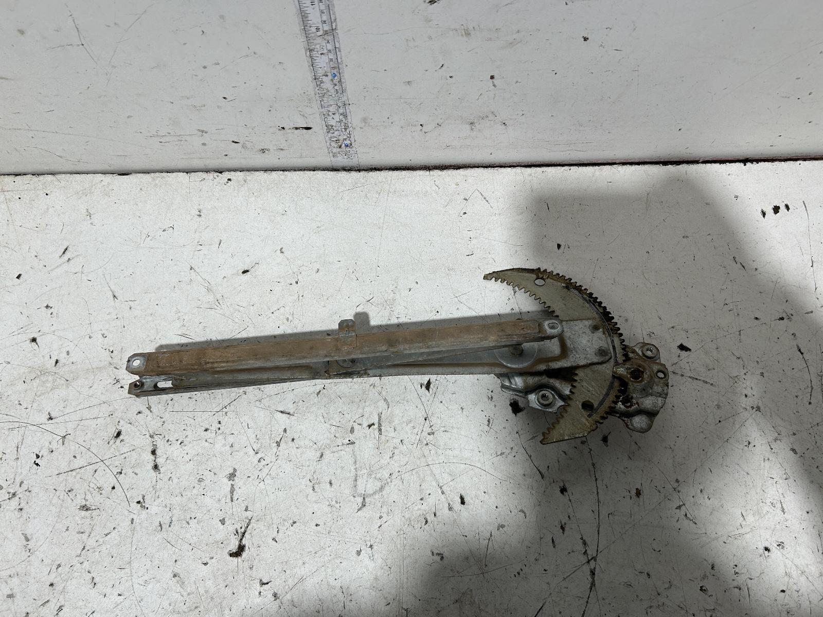 View Auto part Right Rear Wnd Reg/Motor Toyota Hilux 1989