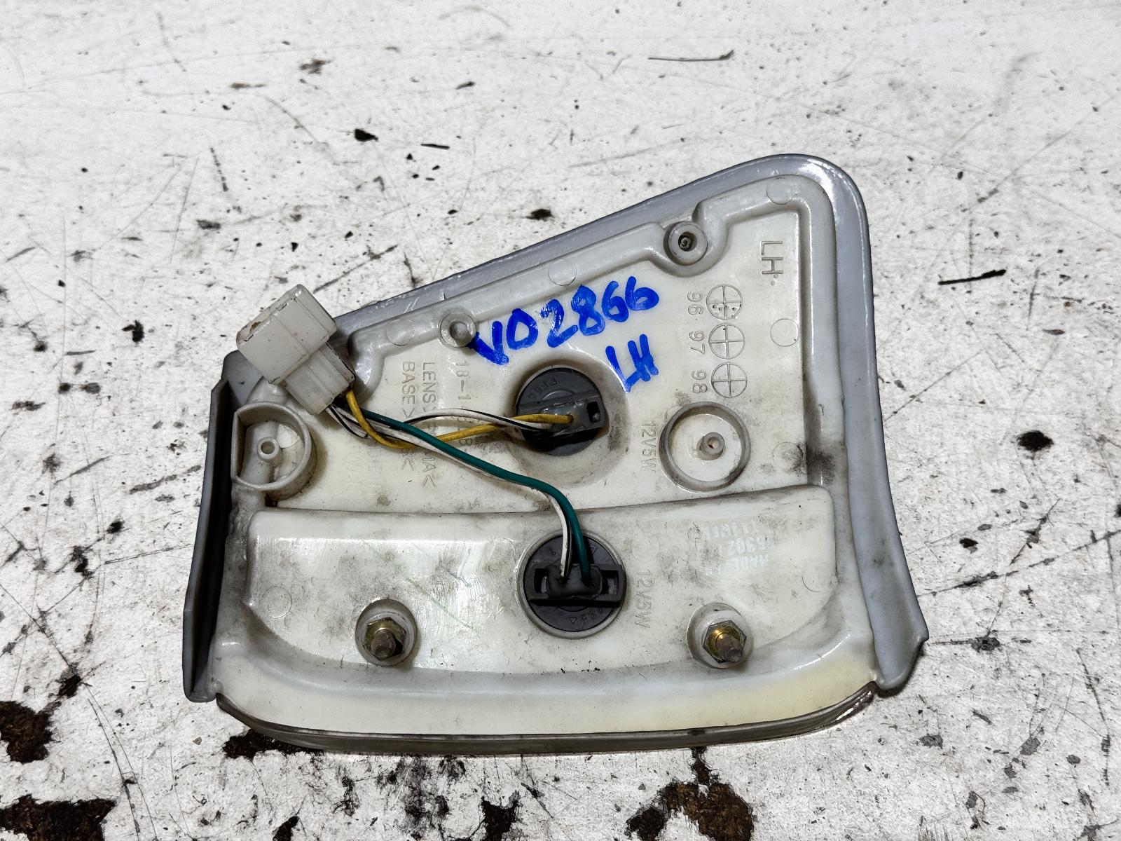 View Auto part Left Indicator/Fog/Side Toyota Hilux 1989