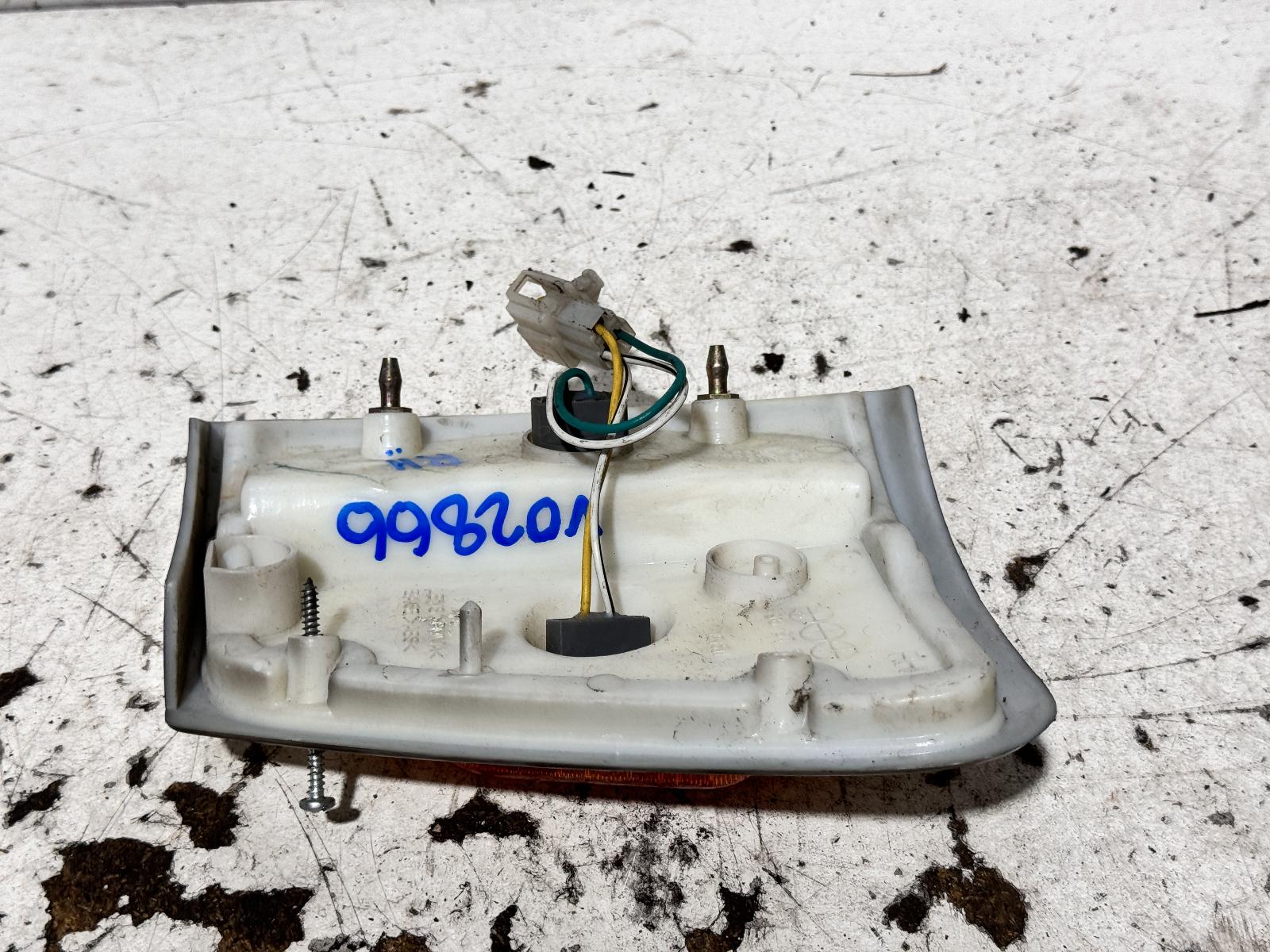 View Auto part Right Indicator/Fog/Side Toyota Hilux 1989