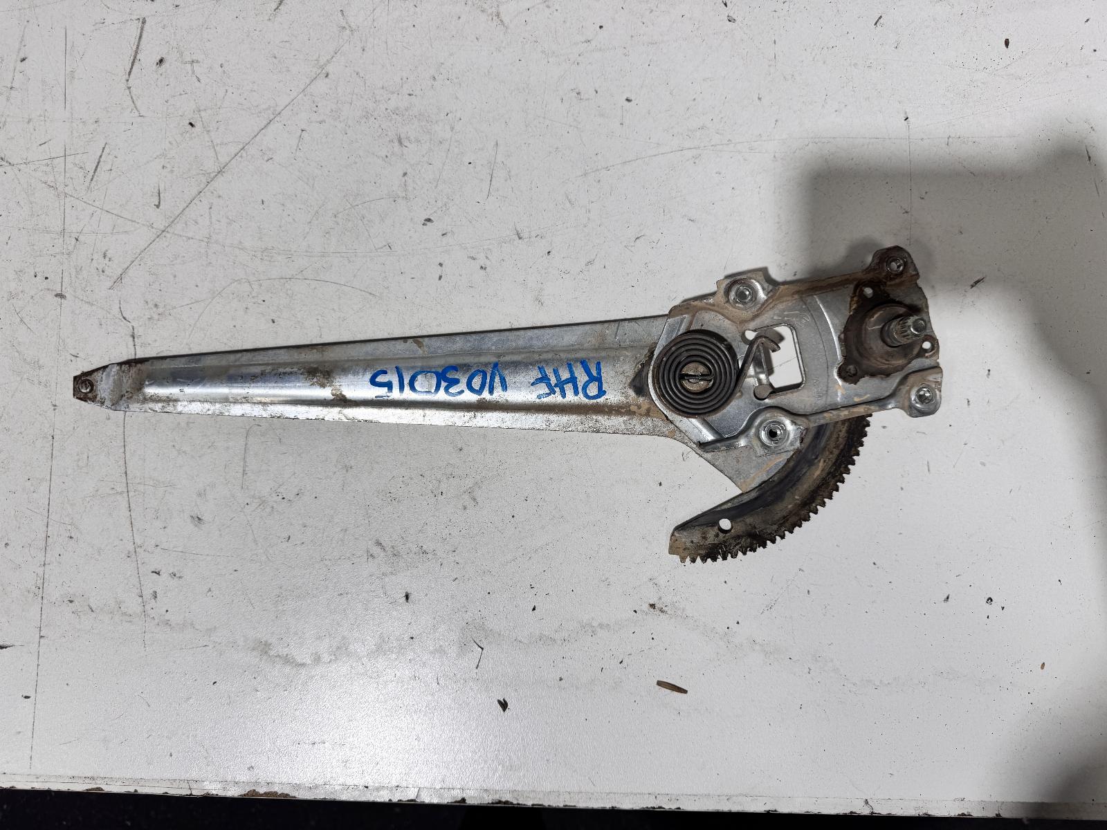 View Auto part Right Front Window Reg/Motor Toyota Hilux 2004