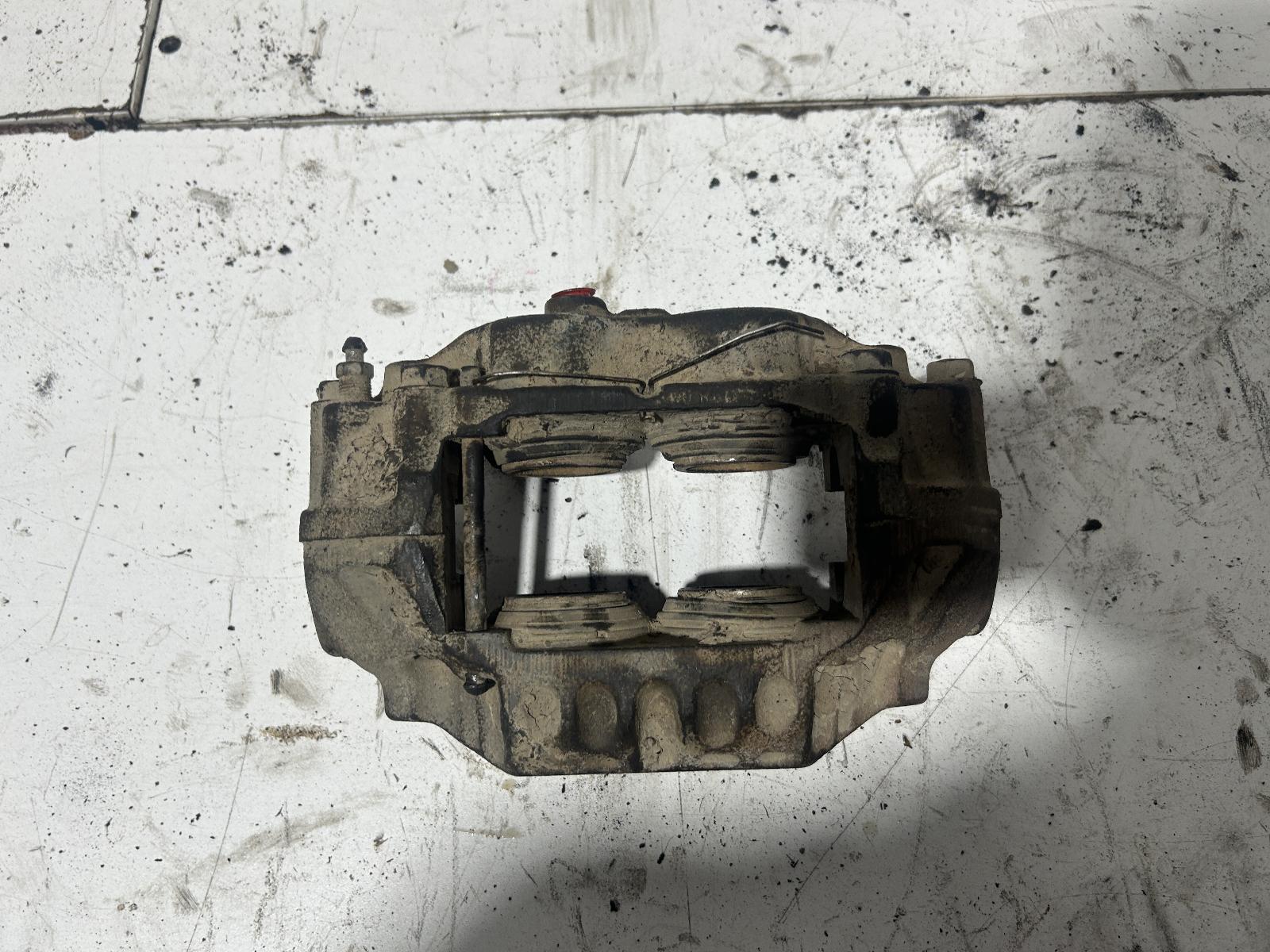 View Auto part Caliper Toyota Hilux 2004