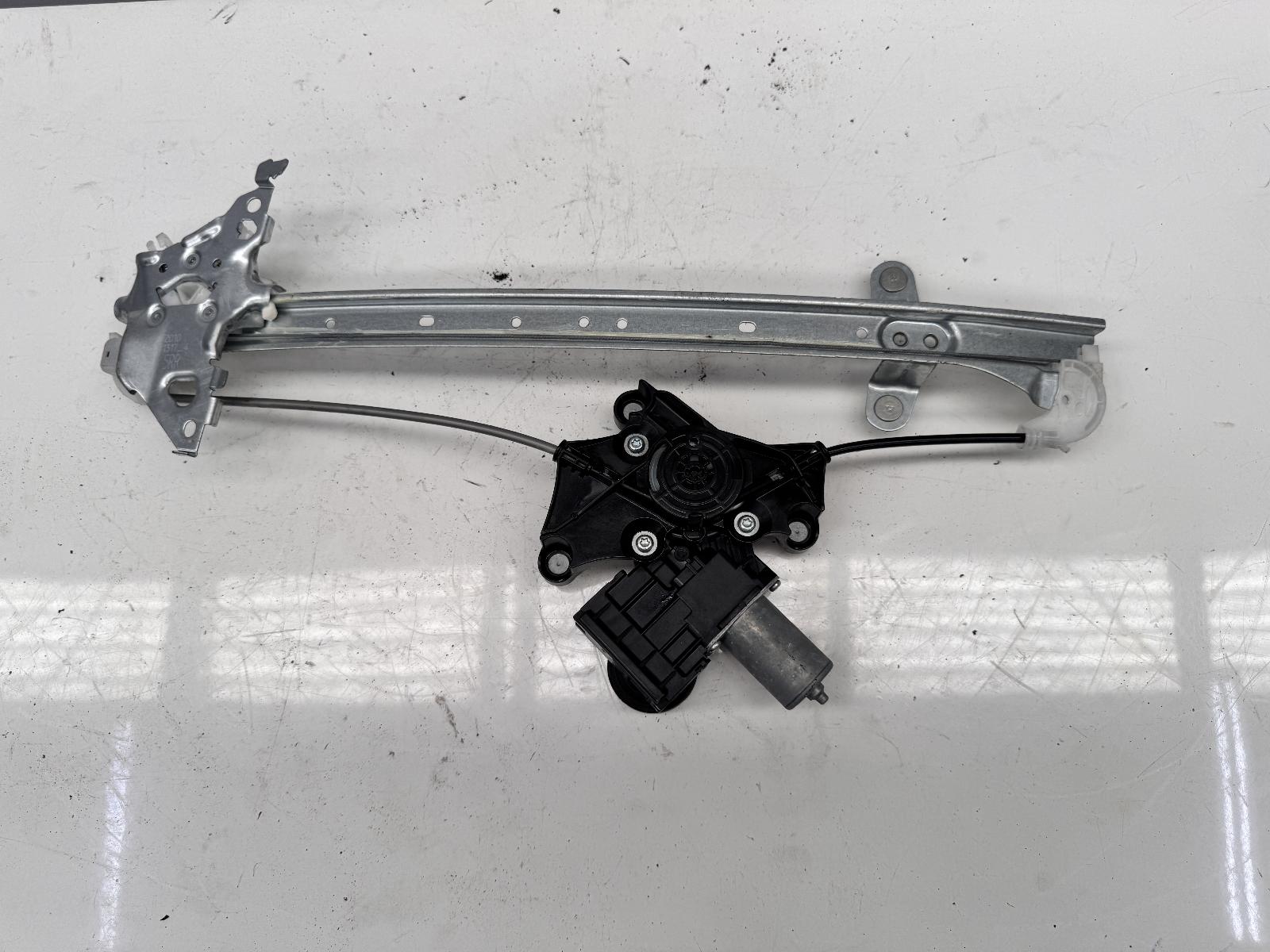 View Auto part Right Rear Wnd Reg/Motor Toyota Corolla 2020