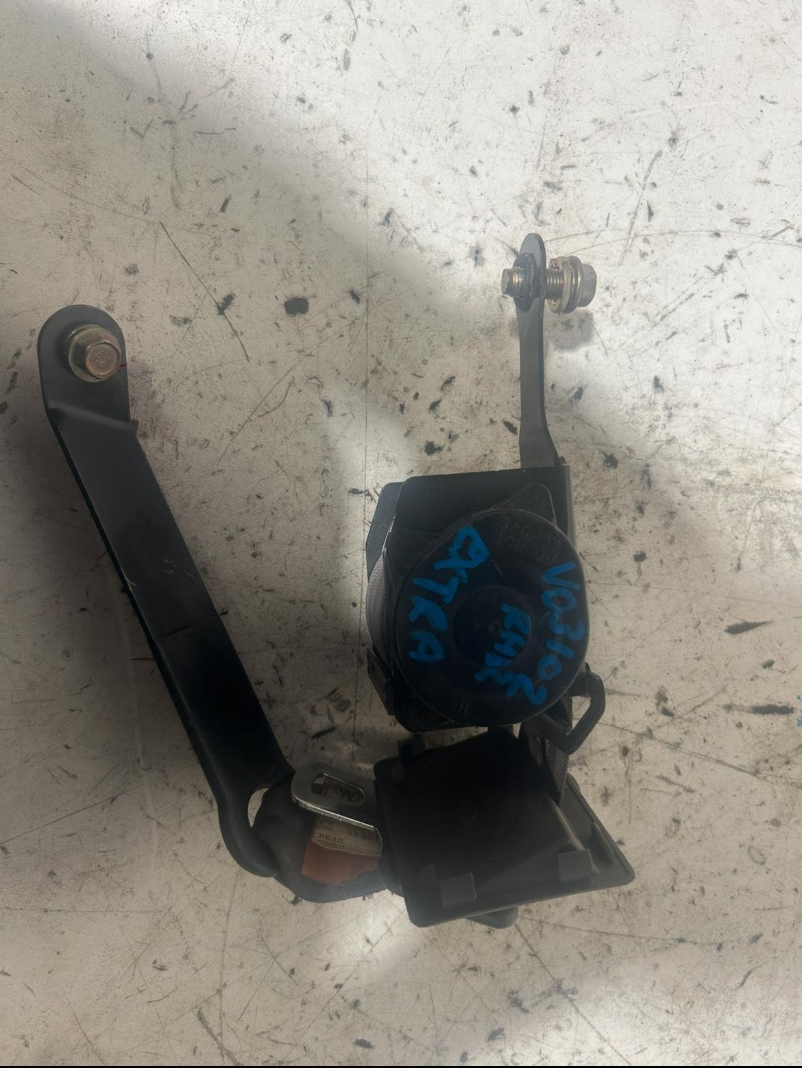 View Auto part Seatbelt/Stalk Toyota Hilux 1990