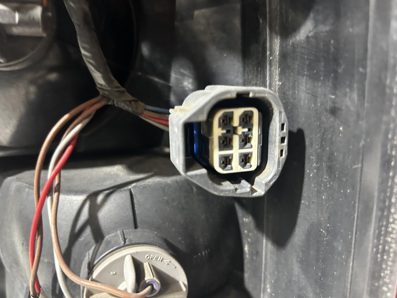 View Auto part Left Taillight Land Rover Discovery 2009