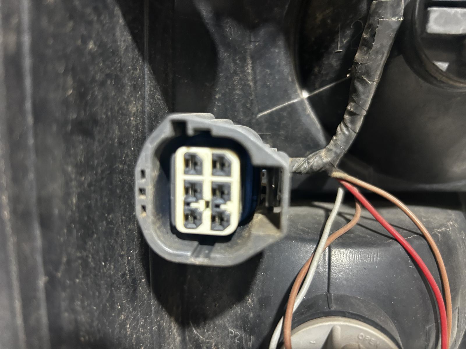 View Auto part Right Taillight Land Rover Discovery 2009