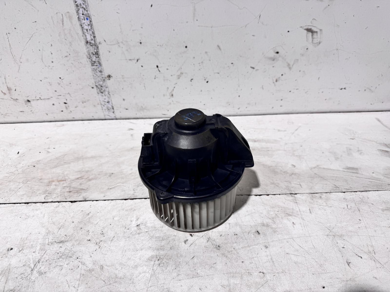 View Auto part Heater Fan Motor Land Rover Discovery 2009