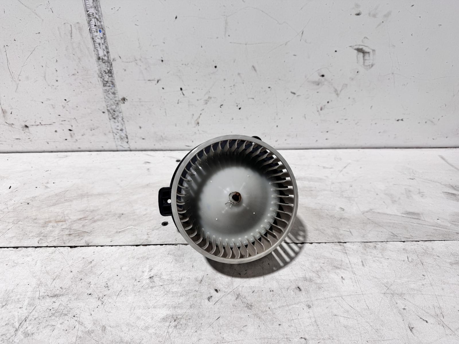 View Auto part Heater Fan Motor Land Rover Discovery 2009