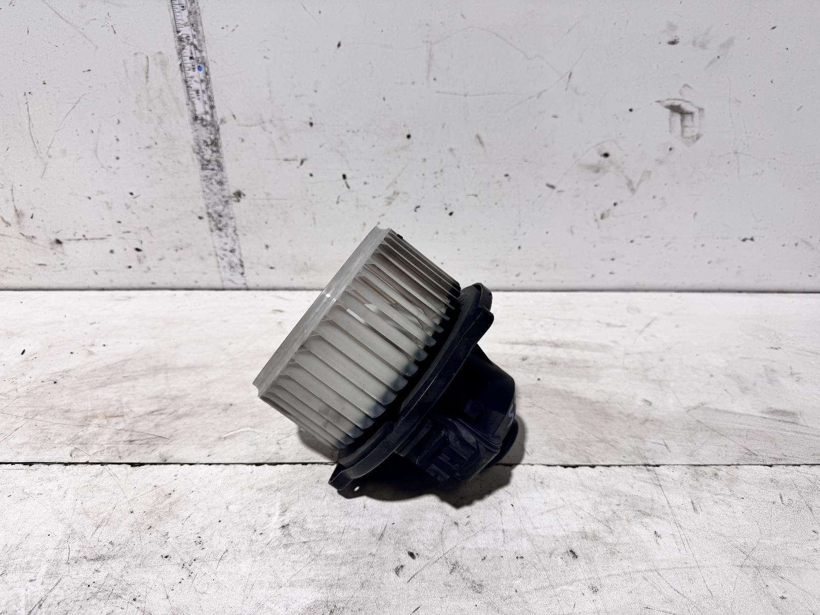 View Auto part Heater Fan Motor Land Rover Discovery 2009