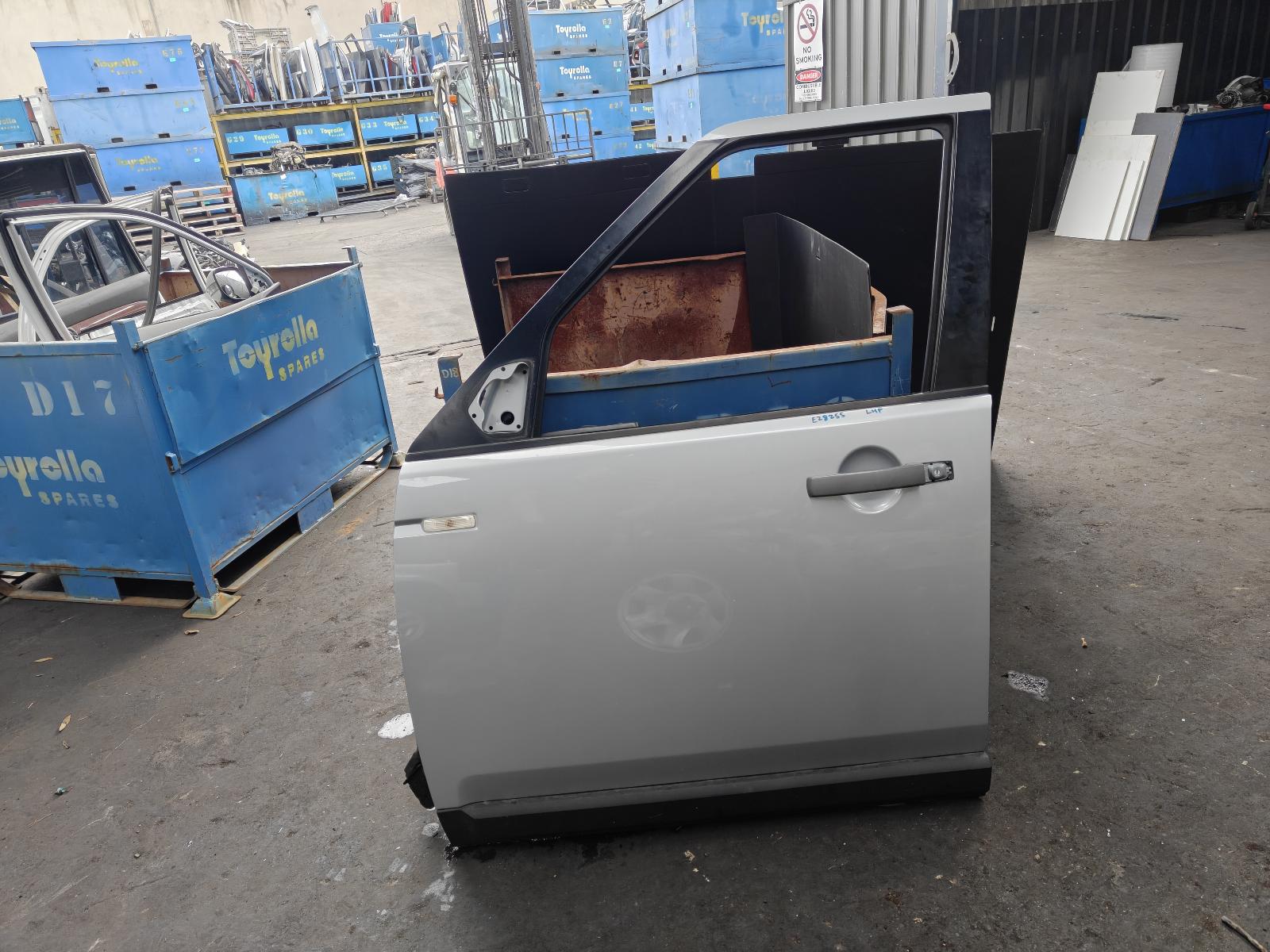 View Auto part Door/Boot/Gate Lock Land Rover Discovery 2009