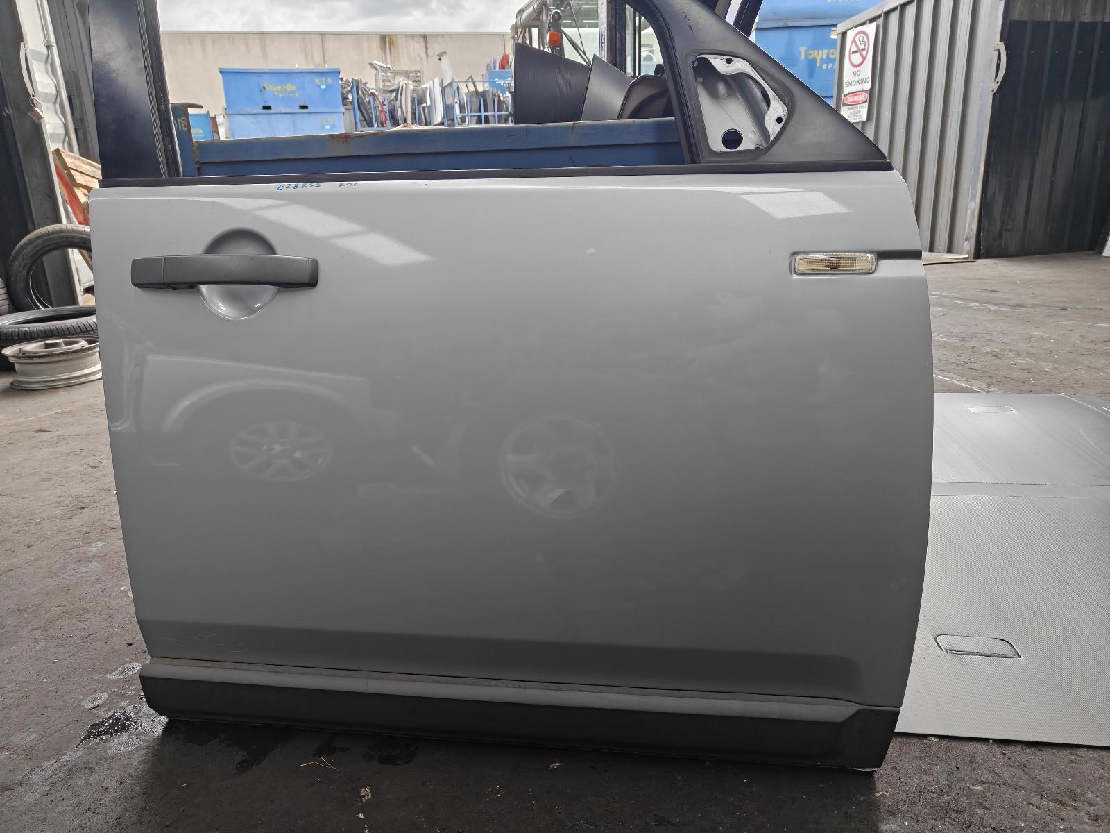 View Auto part Door Hinge/Runner Land Rover Discovery 2009