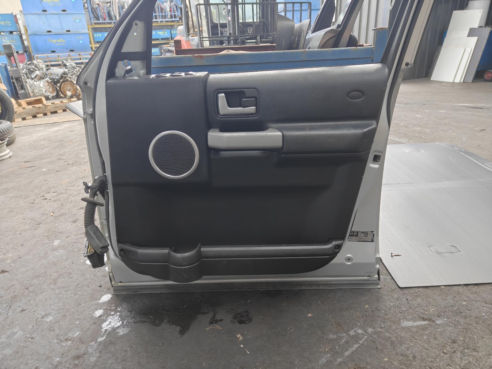 View Auto part Door Hinge/Runner Land Rover Discovery 2009