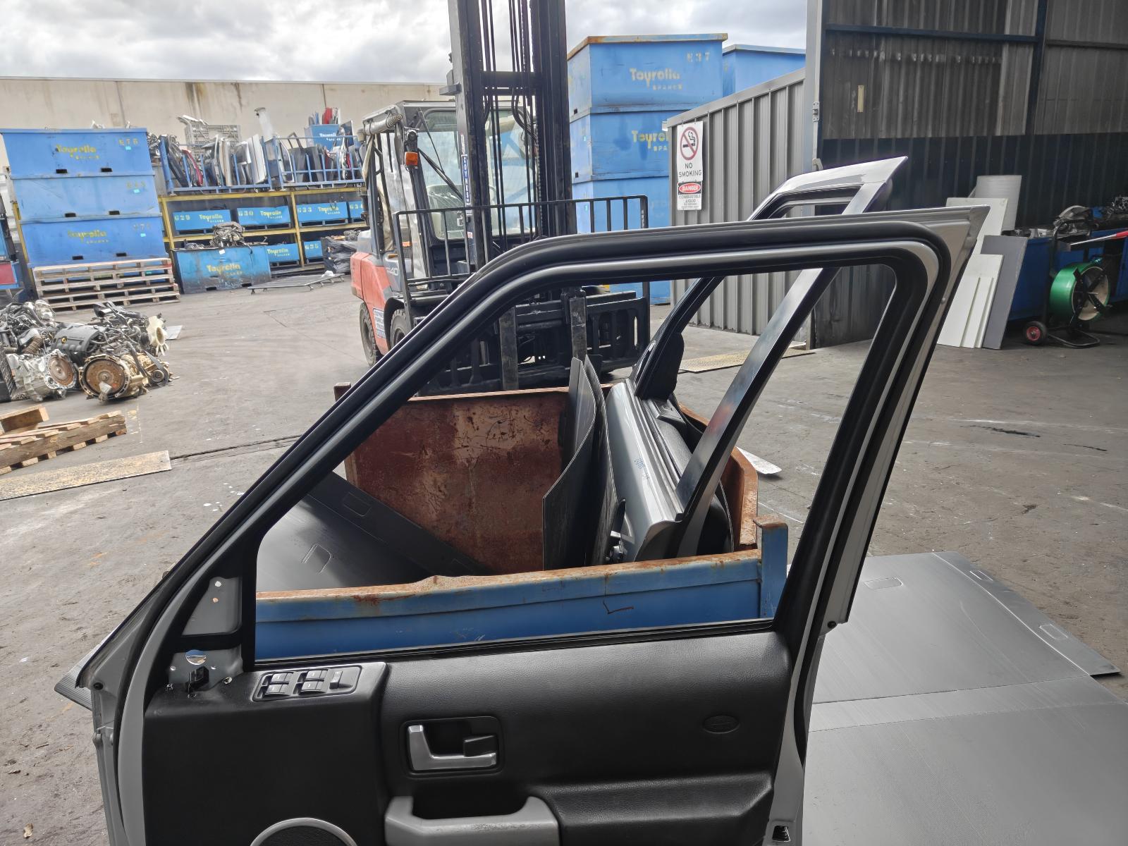 View Auto part Right Front Door Window Land Rover Discovery 2009