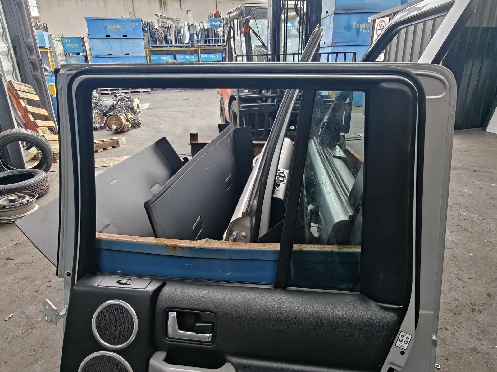 View Auto part Door Hinge/Runner Land Rover Discovery 2009