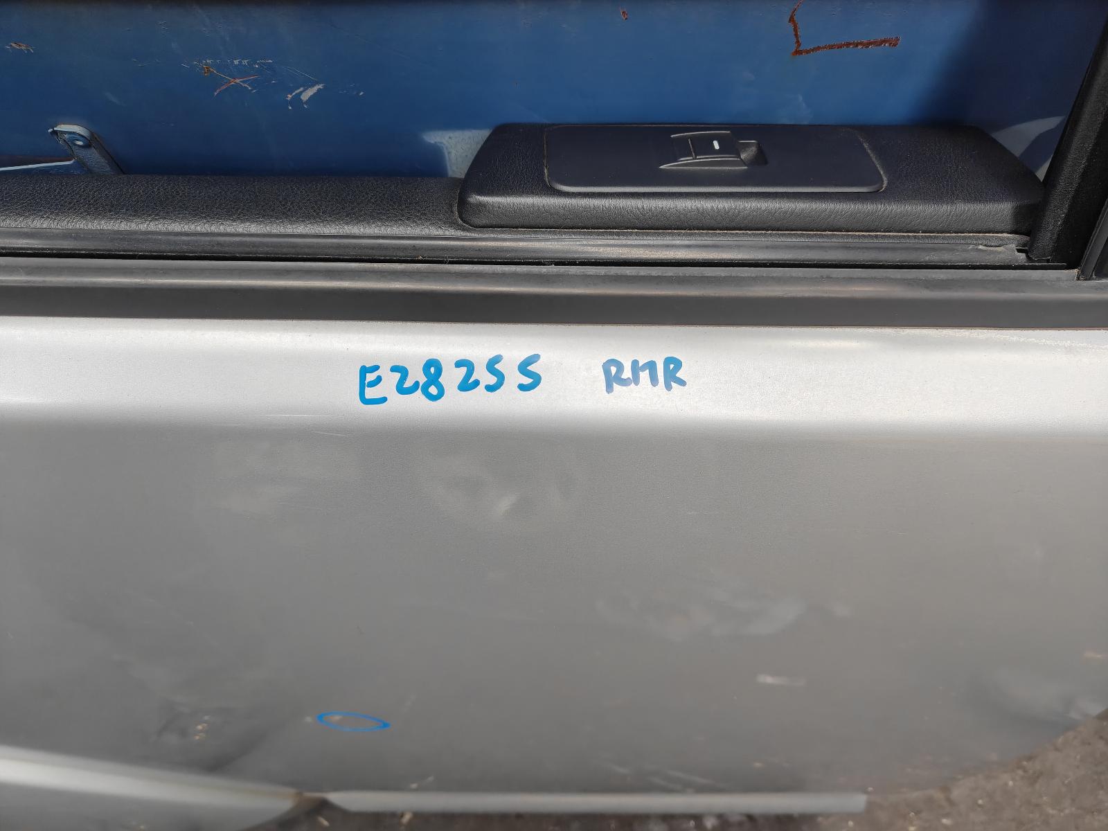 View Auto part Door Hinge/Runner Land Rover Discovery 2009