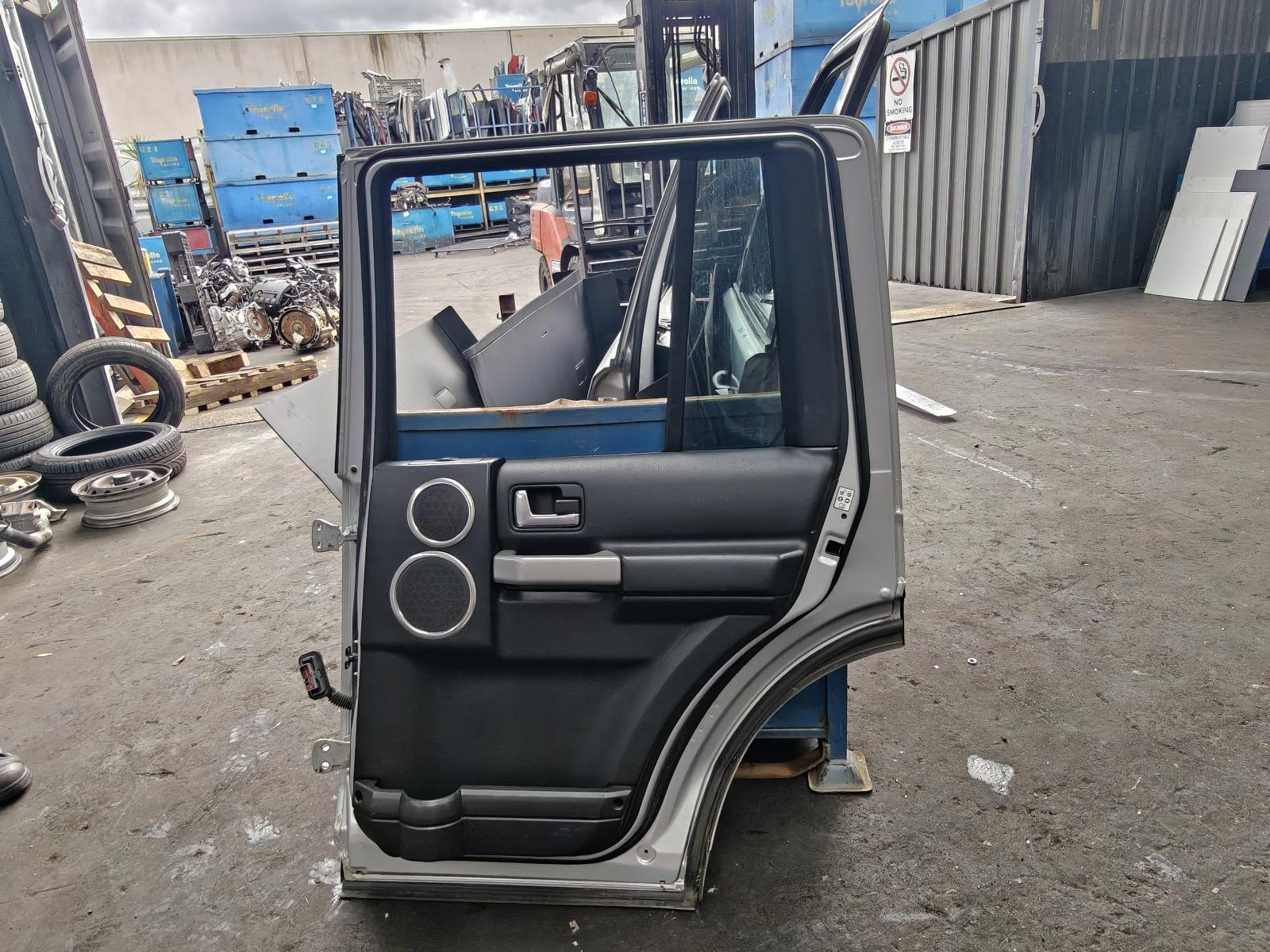 View Auto part Door Hinge/Runner Land Rover Discovery 2009