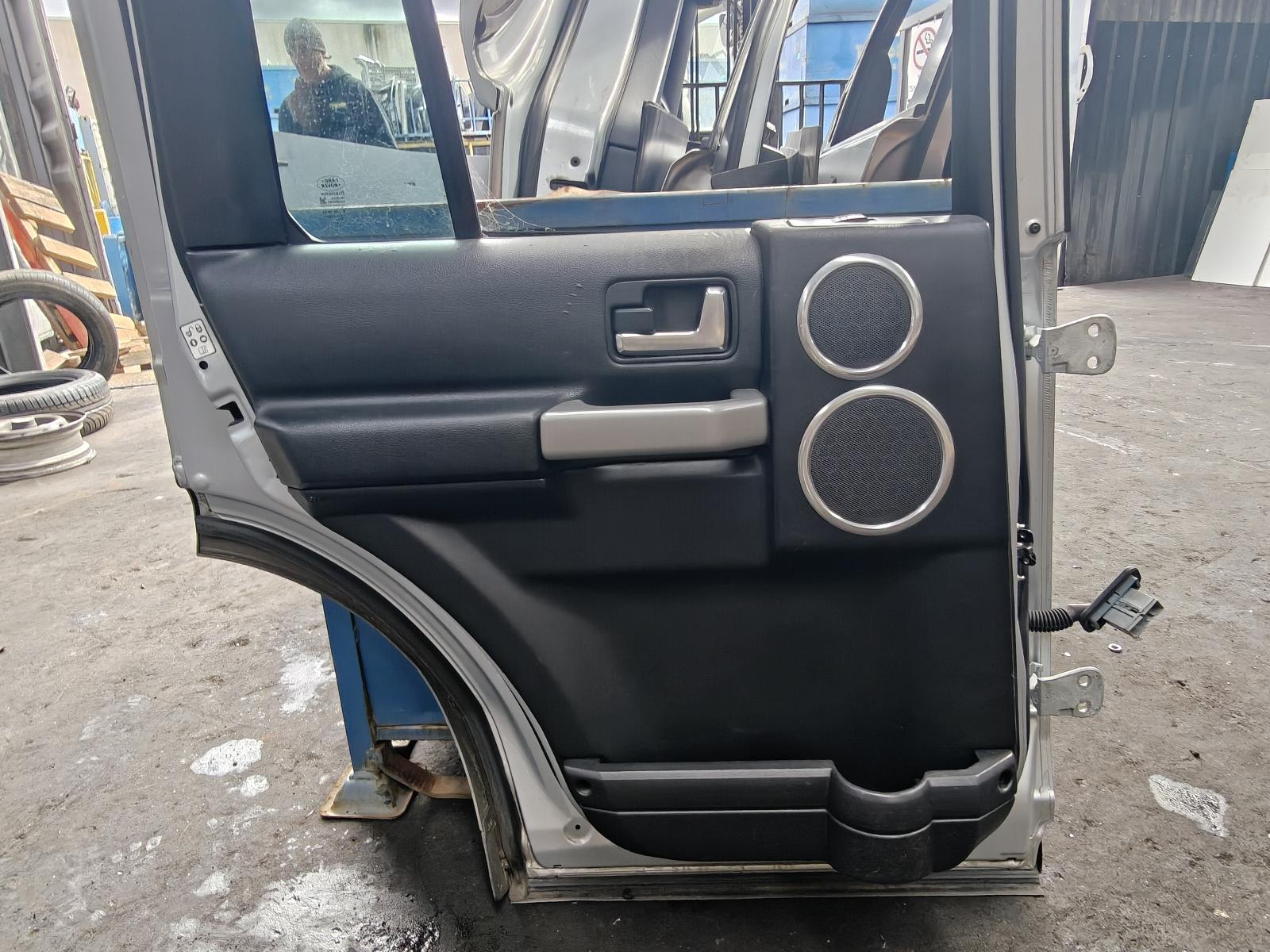 View Auto part Door Hinge/Runner Land Rover Discovery 2009
