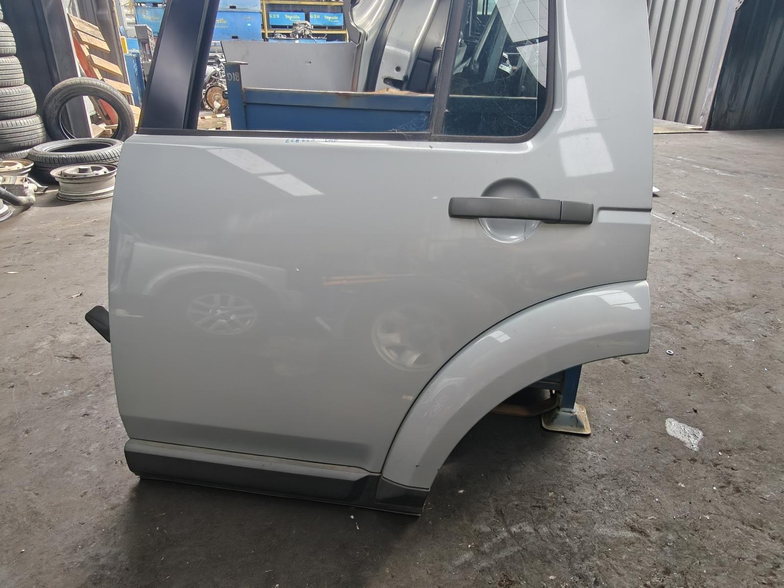 View Auto part Door Hinge/Runner Land Rover Discovery 2009