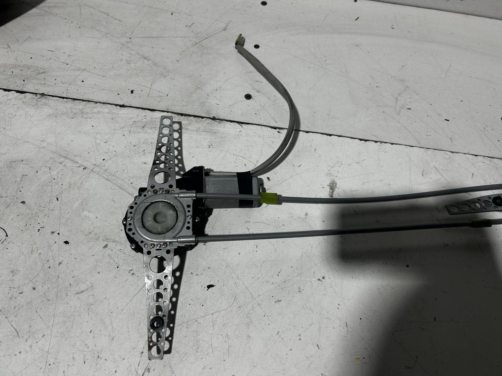 View Auto part Left Front Window Reg/Motor Toyota Echo 2004