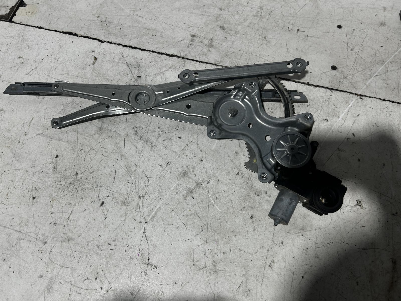 View Auto part Right Front Window Reg/Motor Lexus Is Series 2015