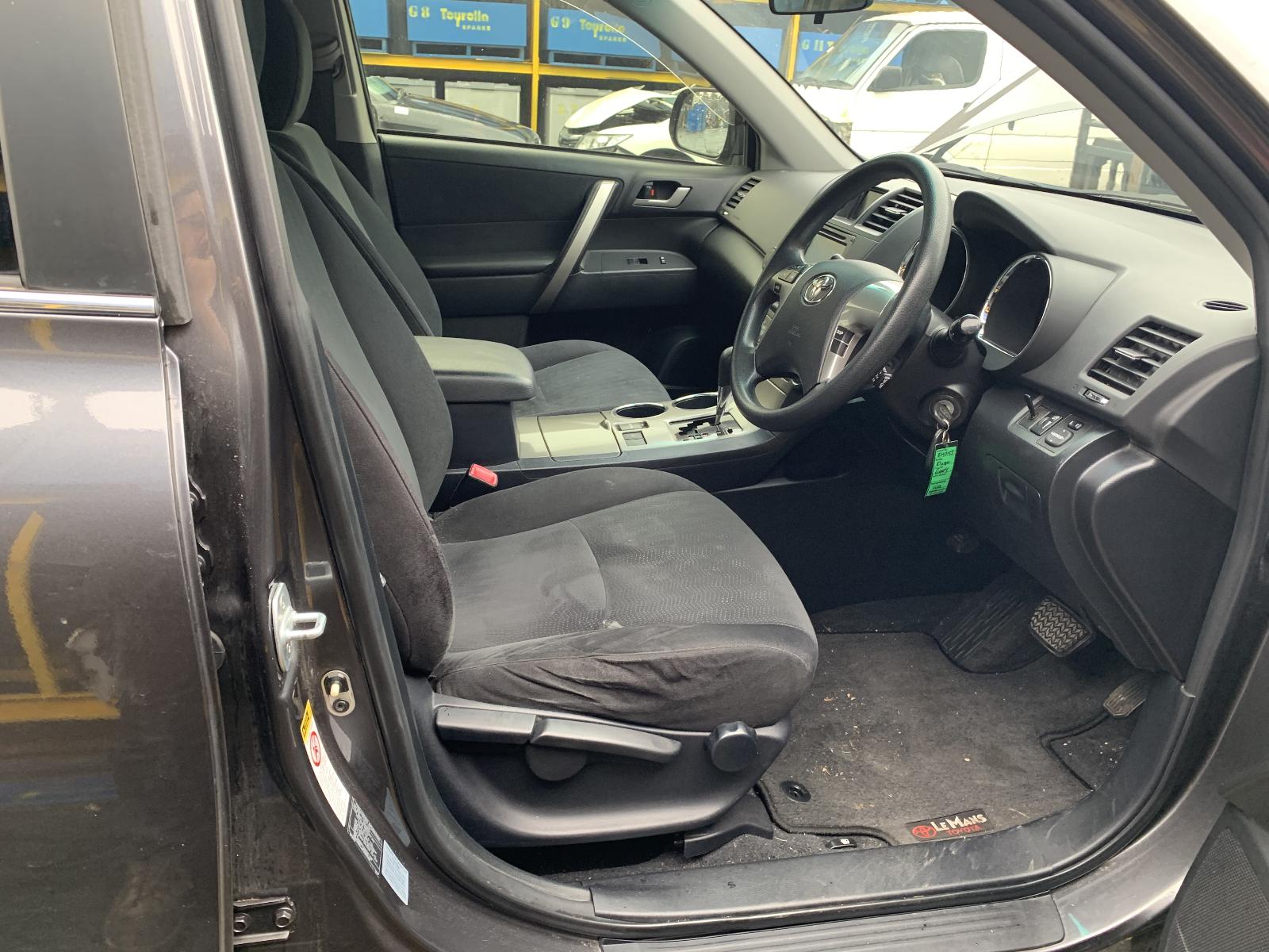 View Auto part R/Bar Bracket/Reinfo Toyota Kluger 2012
