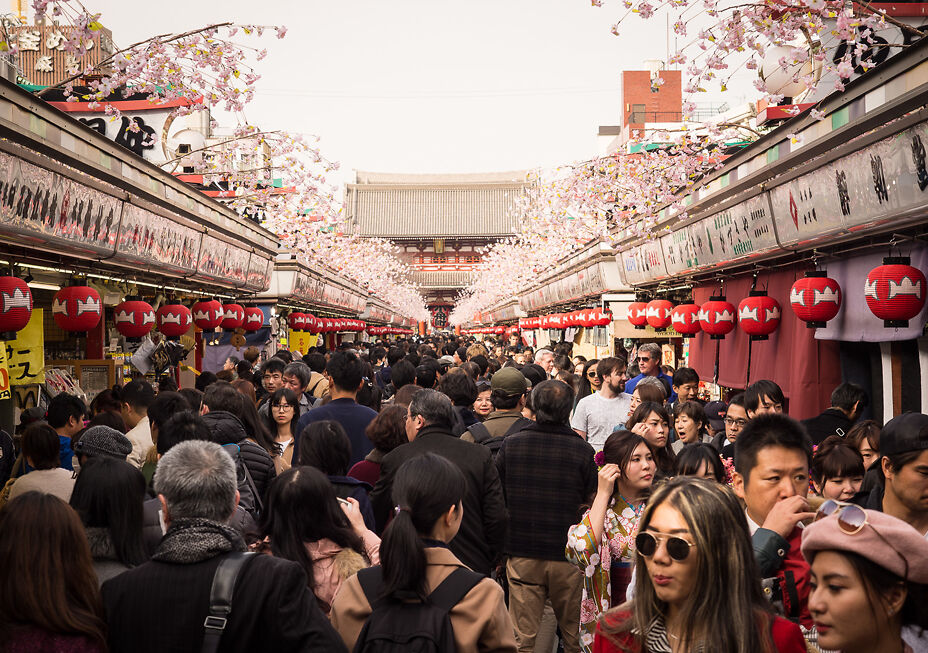 Nakamise-dōri (approach to Sensō-ji)