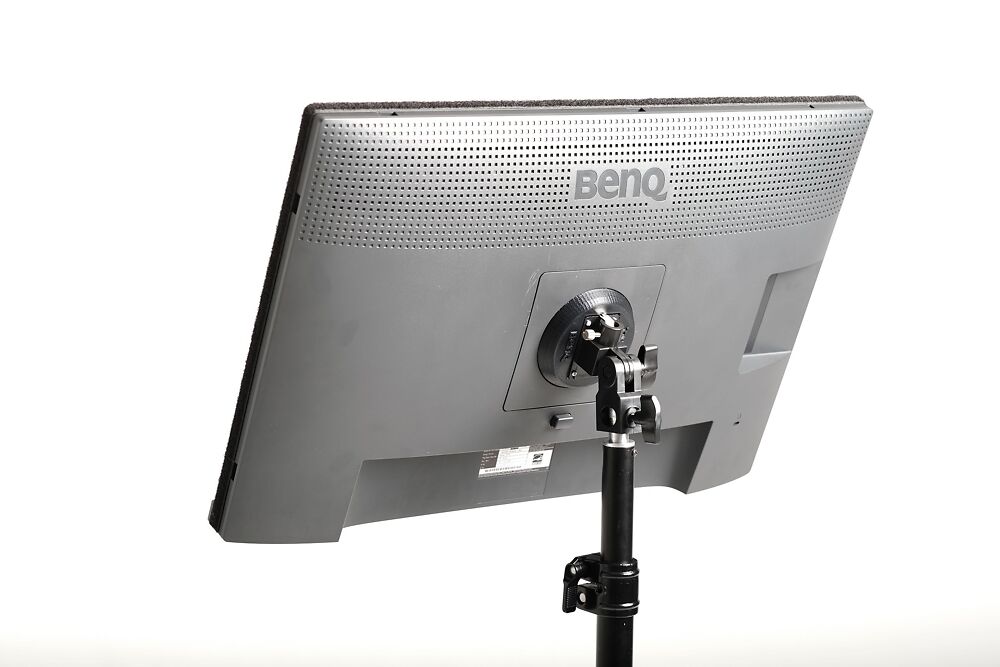 The tripod mount - easy one click system, once again!