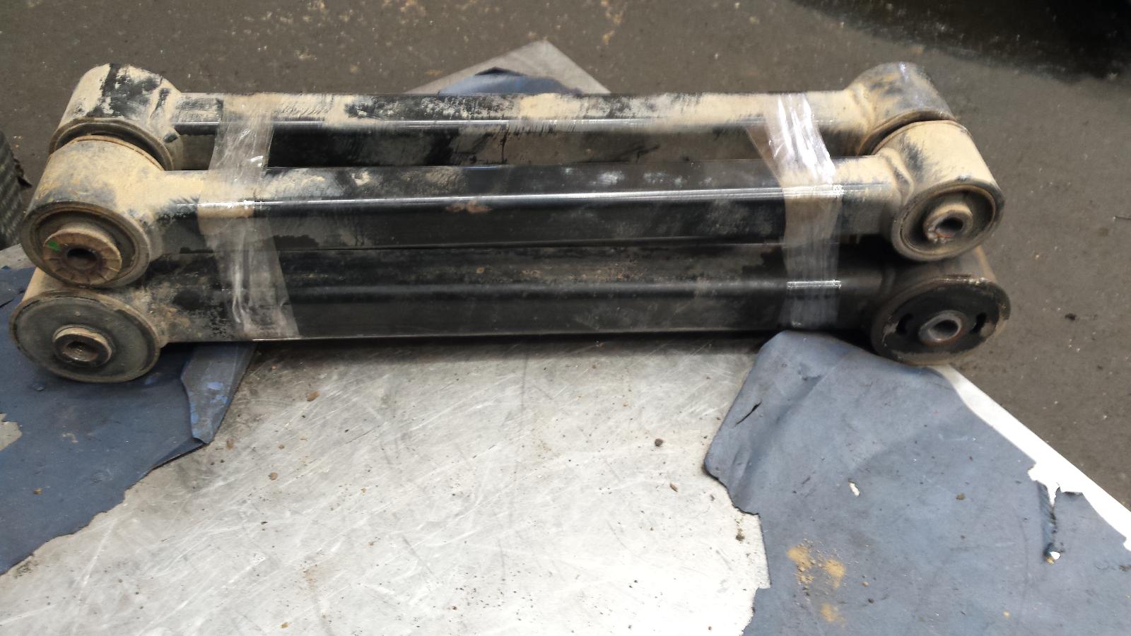 View Auto part Right Rear Trailing Arm Jeep Commander 2006