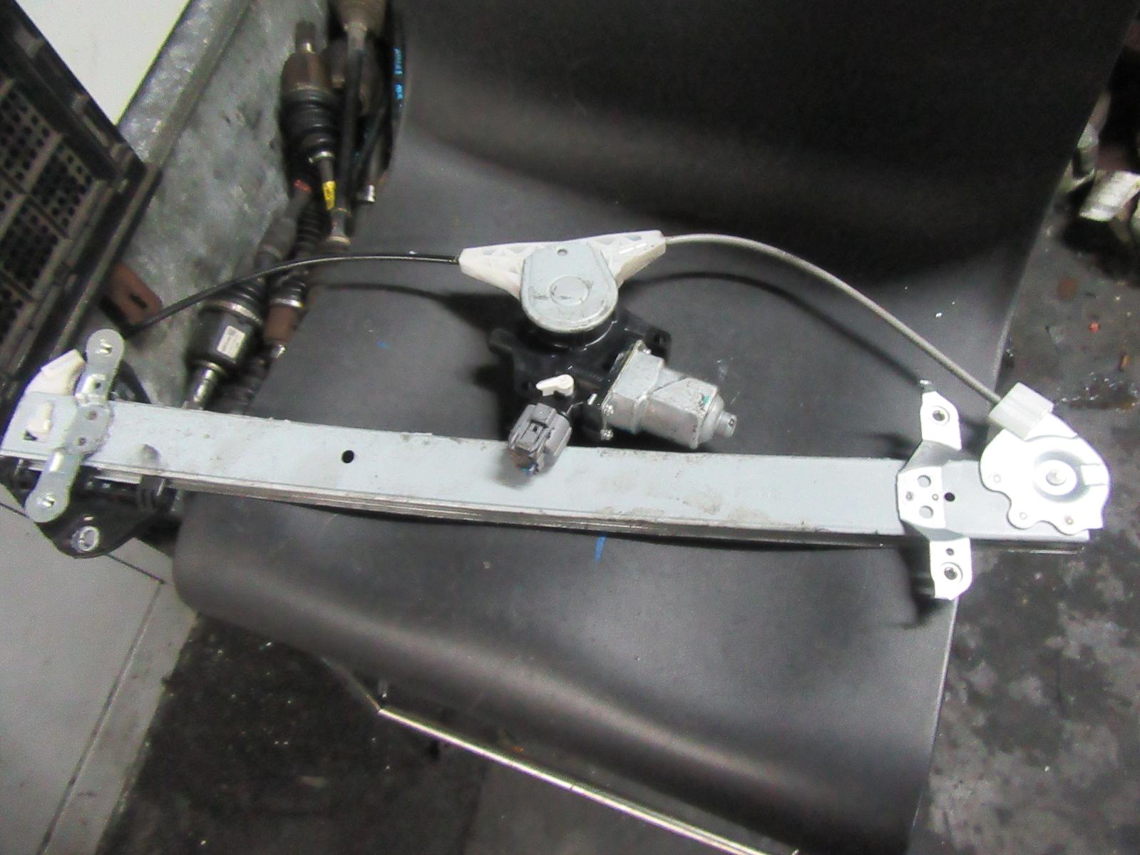 View Auto part Right Front Window Reg/Motor Subaru Forester 2009