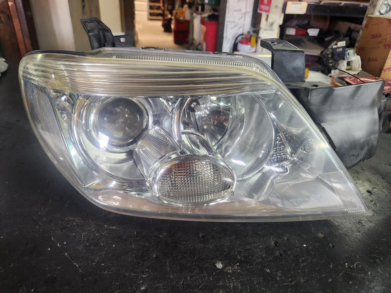 2006 Mitsubishi Outlander Right Headlamp View Auto part Right Headlamp Mitsubishi Outlander 2006