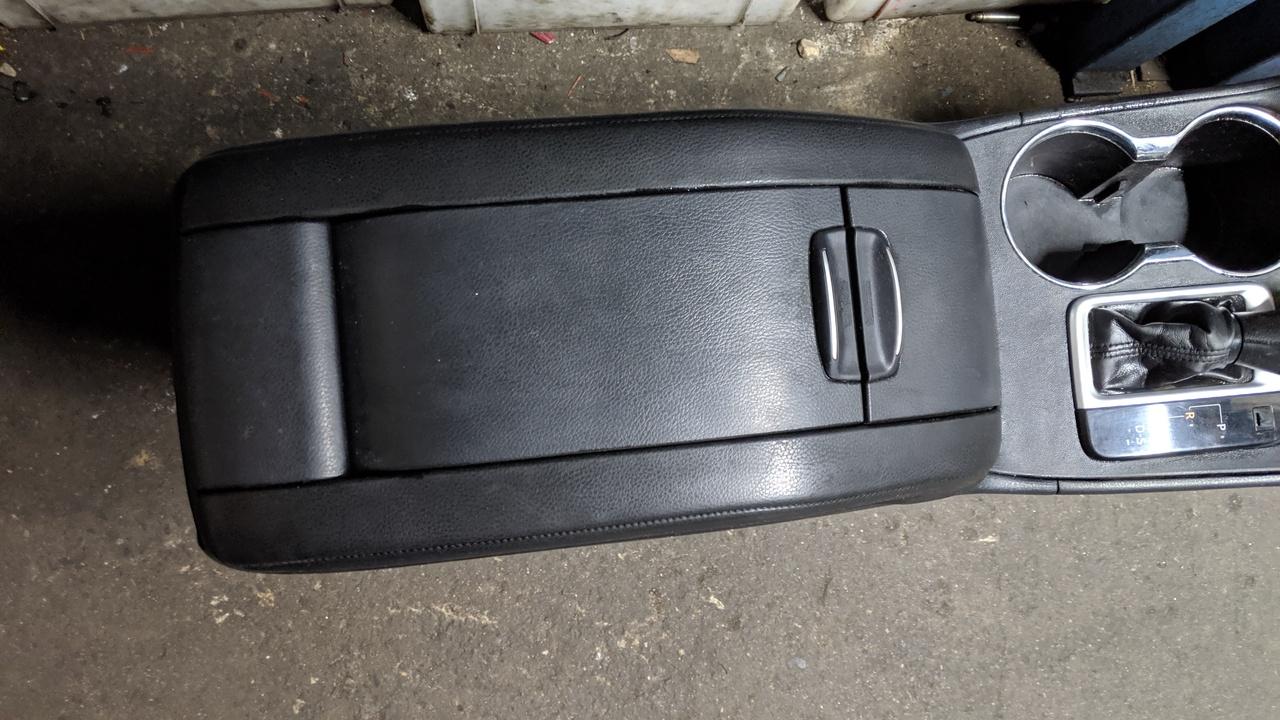 2014 Toyota Kluger Console View Auto part Console Toyota Kluger 2014