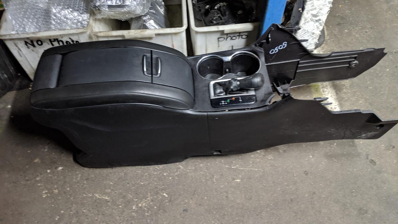 2014 Toyota Kluger Console View Auto part Console Toyota Kluger 2014